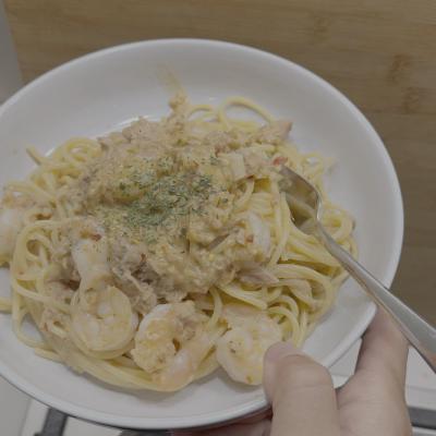 Creamy shrimp and tuna spaghetti in a herbed white sauce